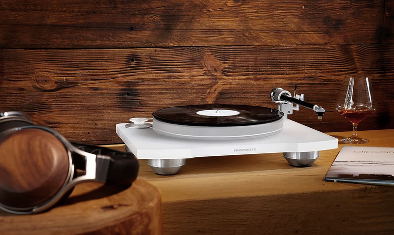 Marantz TT‑15S1 | Tornamesa de la Serie Reference con Motor Flotante, Plinto Acrílico y Cartucho Clearaudio de Fábrica | Analogía Premium Real | JMI Audio