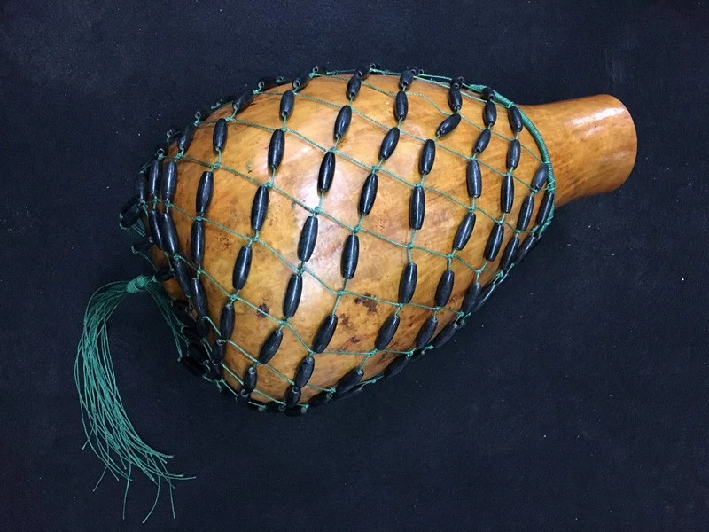AUVISA SHEKERE CON BOLAS DE MADERA
