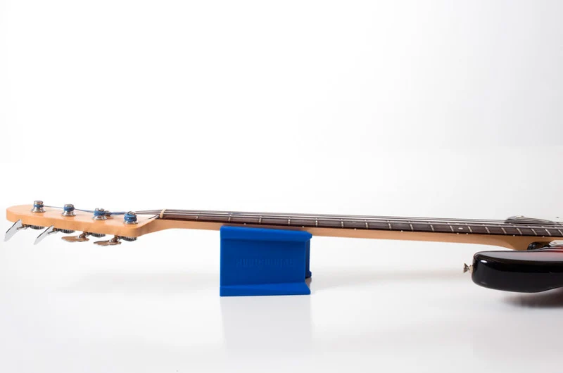 MUSICNOMAD MN206 SOPORTE ESPECIAL PARA AJUSTE DE GUITARRA Y BAJO